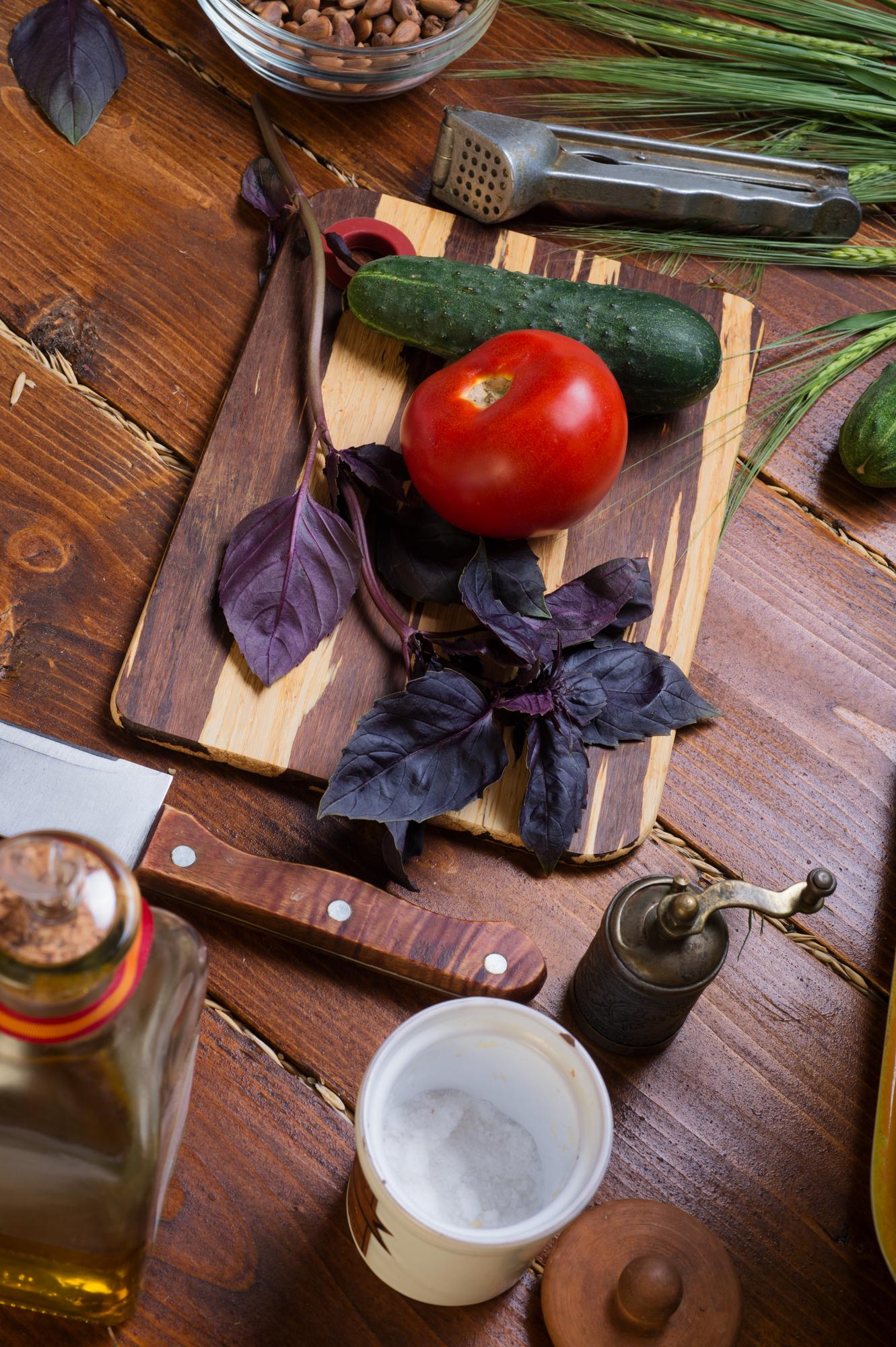 Dettaglio di ingredienti locali ordinati su tagliere