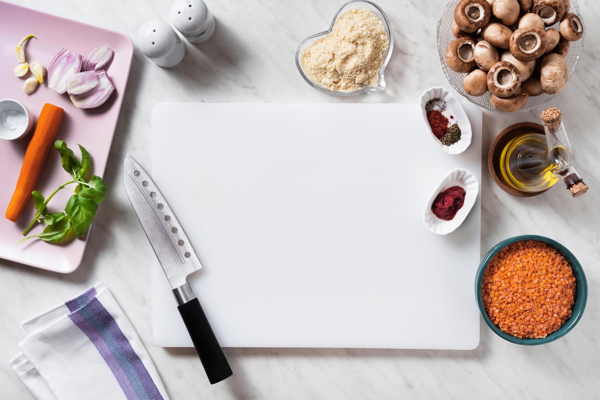 Tavolo con ingredienti e appunti di un corso di cucina